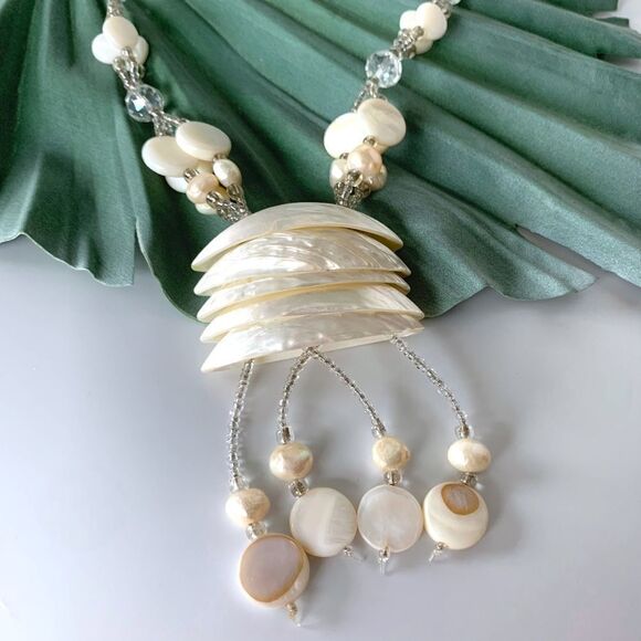 Mother of Pearl Shell Tassel Pendant Necklace - Picture 4 of 5